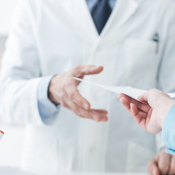 fogli verso dottore farmacista